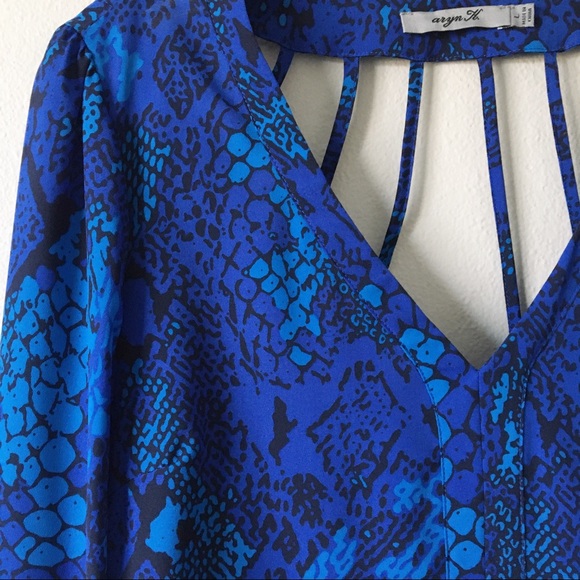 {Aryn K} Blue Snakeprint Blouse Cutout Back Large - Picture 2 of 6